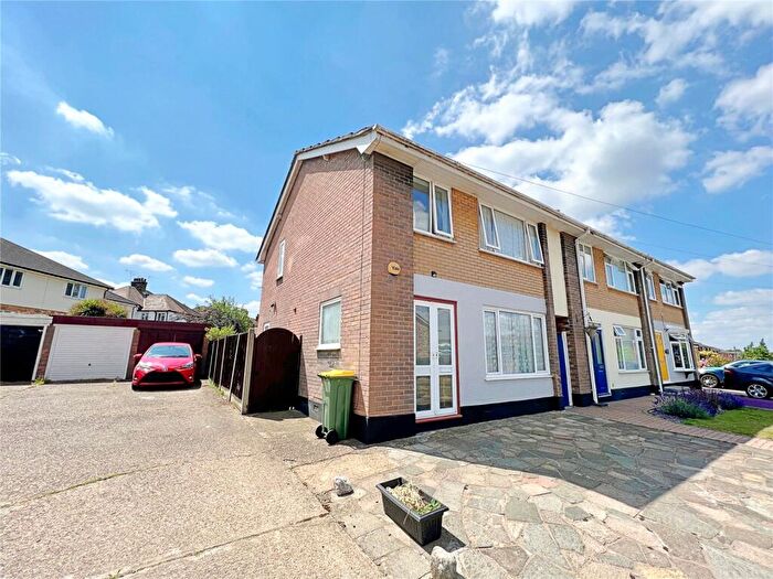 3 Bedroom End Of Terrace House To Rent In Glebe Drive, Rayleigh, Essex, SS6