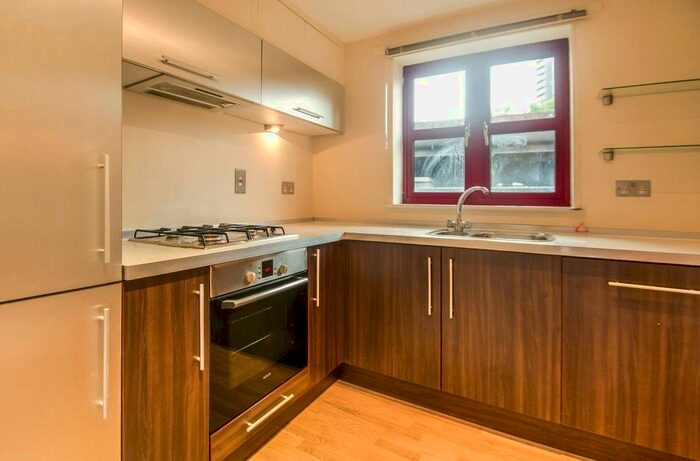 3 Bedroom Flat To Rent In Quaker Street, London E1