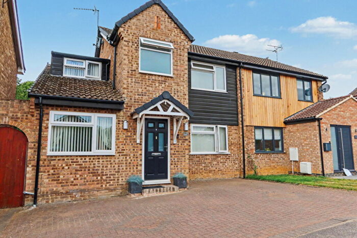3 Bedroom Semi-Detached House For Sale In Dunlin Court, Banbury, OX16