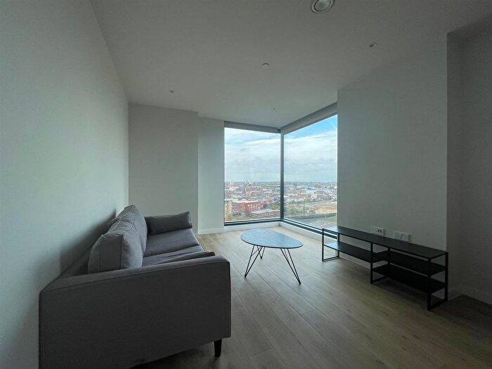 2 Bedroom Flat To Rent In Aspin Lane, Manchester, M4