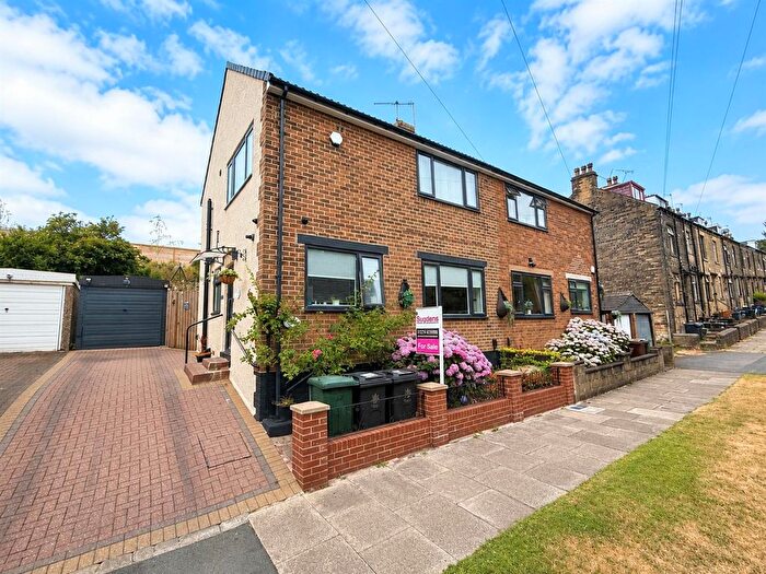 3 Bedroom Semi-detached House For Sale In Wharncliffe Drive, Eccleshill, BD2