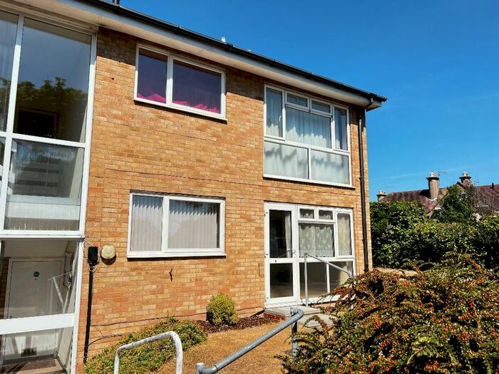 2 Bedroom Flat To Rent In De Roos Road, Eastbourne, East Sussex, BN21