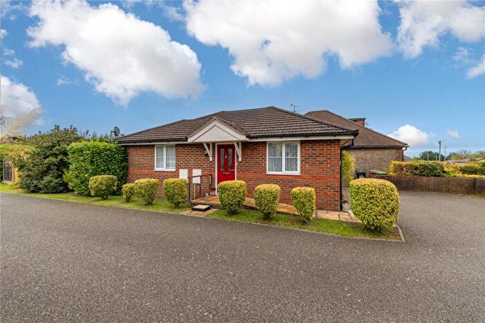 2 Bedroom Bungalow For Sale In Ashcroft Road, Luton, Bedfordshire, LU2