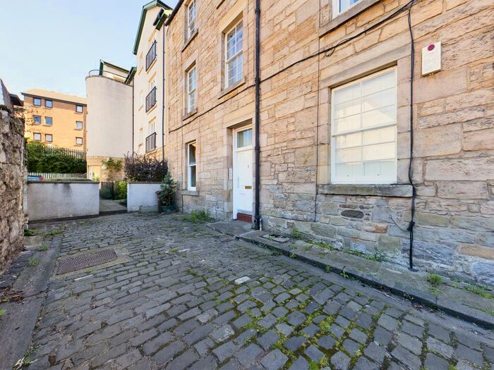 1 Bedroom Flat To Rent In Munro Place, Canonmills, Edinburgh, EH3
