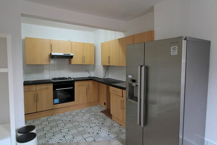 3 Bedroom Flat To Rent In Wealdstone, HA3