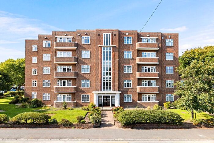 4 Bedroom Flat For Sale In Sandgate Road, Folkestone, CT20
