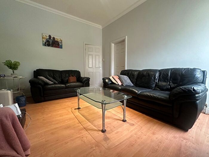 2 Bedroom Flat To Rent In Golders Green Road, London, NW11