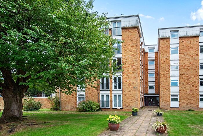 2 Bedroom Flat For Sale In Staines, Surrey, TW18