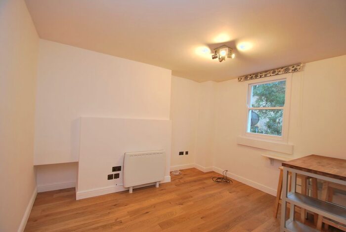 1 Bedroom Flat To Rent In Monmouth Place, Bath, BA1
