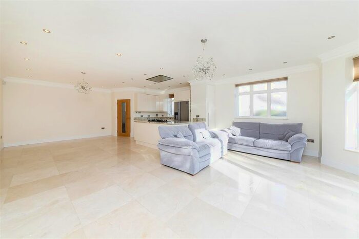 5 Bedroom Semi-Detached House To Rent In Ainsdale Road, Ealing, W5