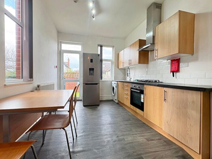 2 Bedroom Flat To Rent In Otley Road, West Park, Leeds, LS16