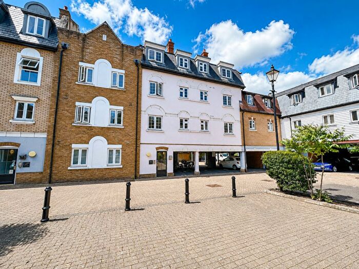 1 Bedroom Flat For Sale In Roche Close, Rochford, SS4