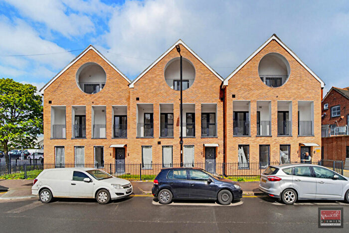 19 Bedroom Block Of Apartments For Sale In Queensway, Enfield, EN3