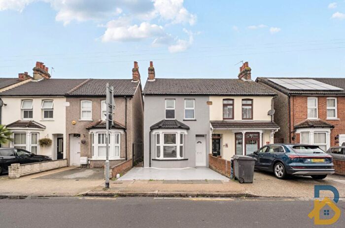 3 Bedroom Semi Detached House For Sale In Park Lane, Hornchurch, RM11