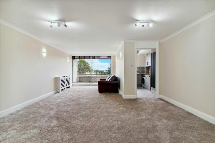 2 Bedroom Flat To Rent In Lorne Court, Putney Hill, London, SW15