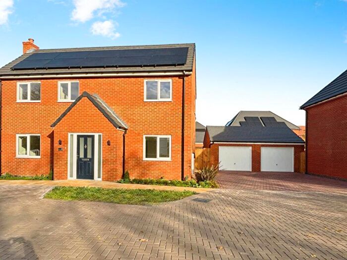4 Bedroom Detached House For Sale In Brick Kiln Road, Raunds, Wellingborough, NN9