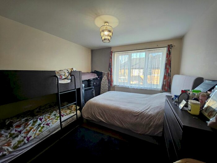 1 Bedroom Flat To Rent In Frizlands Lane, Dagenham, RM10