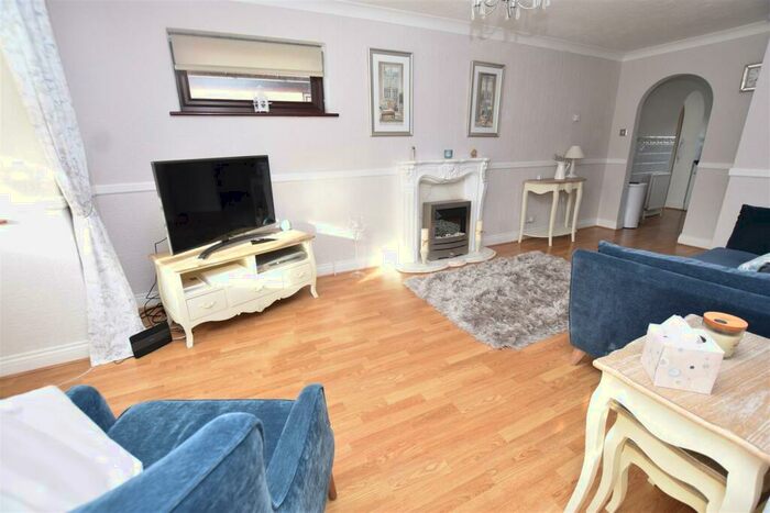 2 Bedroom Detached Bungalow For Sale In Paarl Road, Canvey Island, SS8