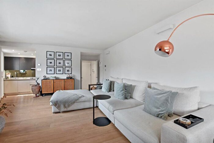 2 Bedroom Flat For Sale In Archway Road, Highgate, London, N6