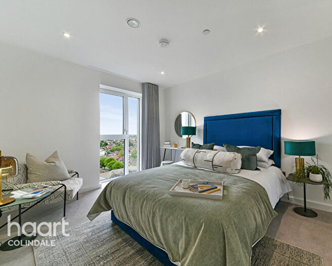 3 Bedroom Apartment For Sale In Burnt Oak Broadway, London, HA8