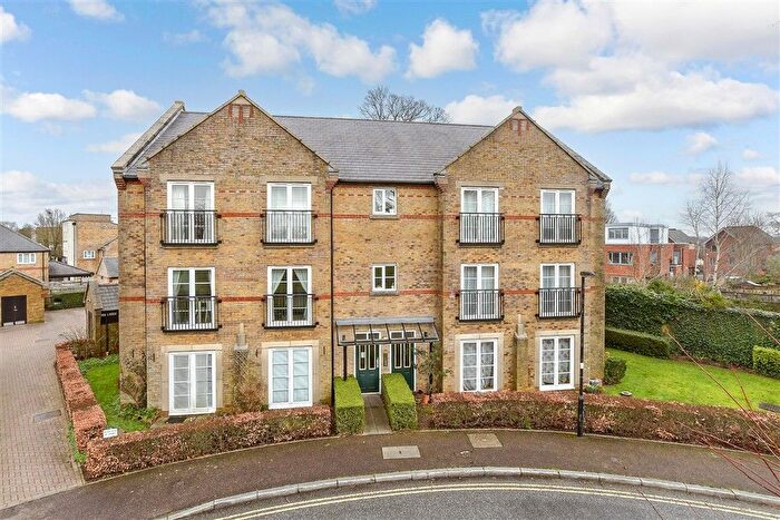 1 Bedroom Flat For Sale In Coldstream Road, Caterham, Surrey, CR3