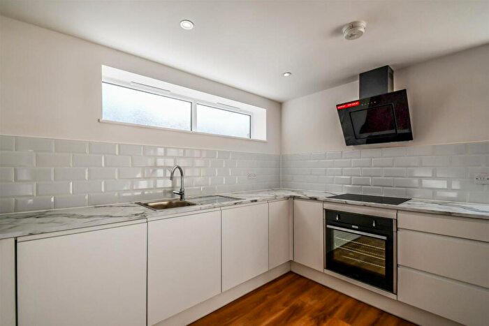 2 Bedroom Apartment For Sale In Southview Drive, Westcliff-On-Sea, SS0