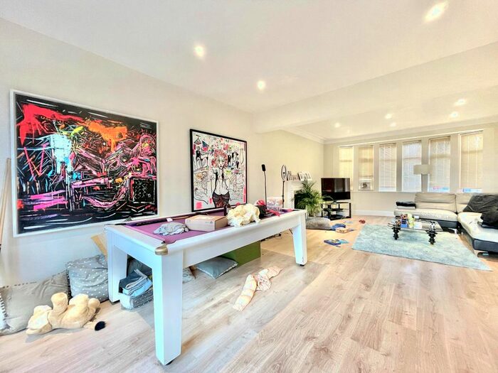 3 Bedroom Semi-Detached House To Rent In Cissbury Ring South, London N12