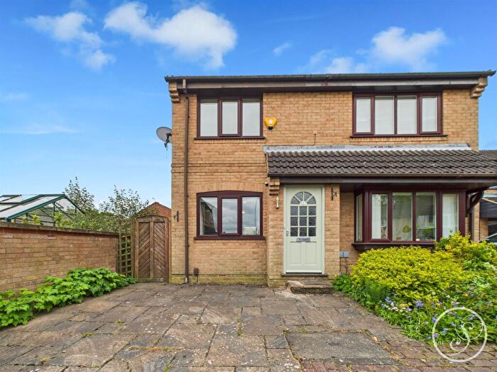 2 Bedroom Semi-Detached House To Rent In Plane Tree Croft, Leeds, LS17