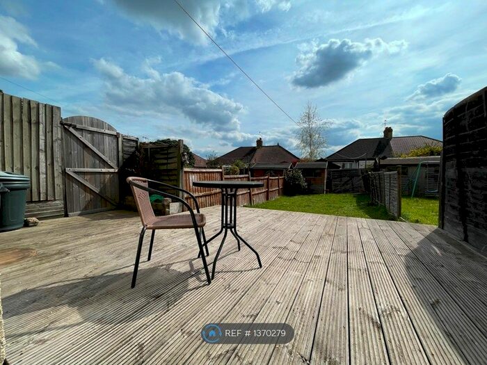 2 Bedroom Maisonette To Rent In Fullwell Avenue, Ilford, IG6