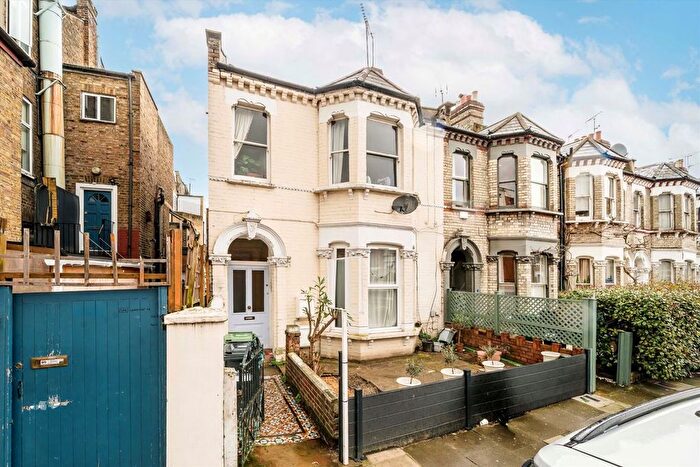 3 Bedroom Flat To Rent In Arminger Road, Shepherds Bush, W12