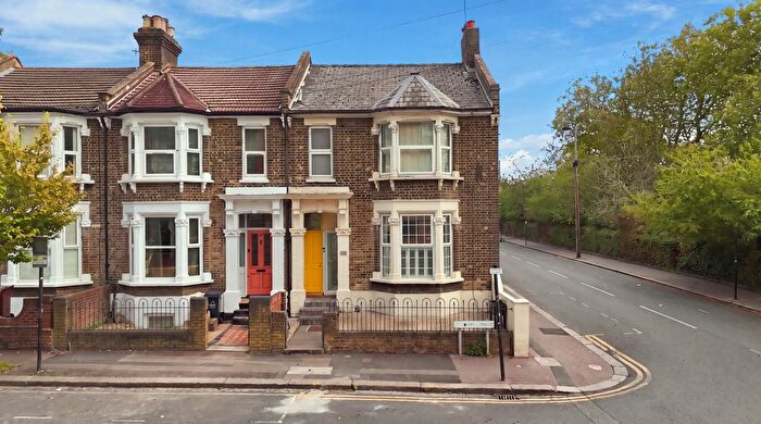 1 Bedroom Flat For Sale In Brisbane Road, Leyton, E10