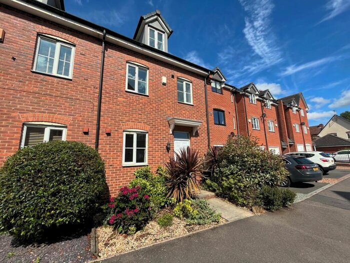 3 Bedroom Town House To Rent In Waterfields, Retford, DN22