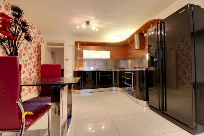 2 Bedroom Flat To Rent In Church Street, Thorne, DN8