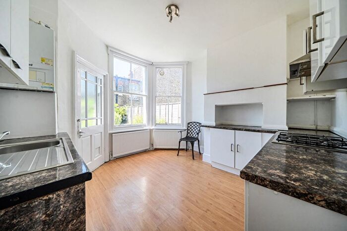 3 Bedroom Flat To Rent In Cumberland Road, Poet's Corner, London, W3