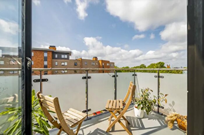 2 Bedroom Flat To Rent In Gifford Road, NW10