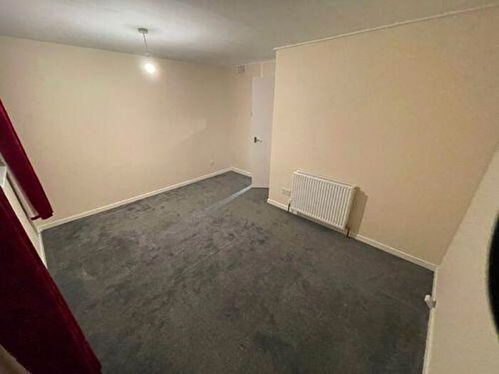 3 Bedroom Flat To Rent In Kinloss Park, Cupar, KY15