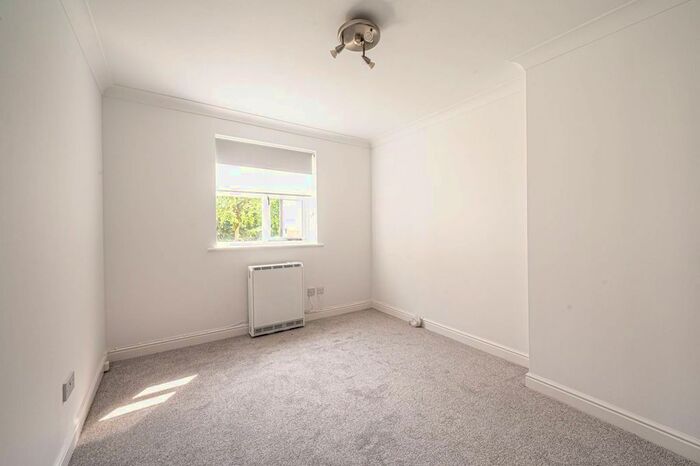 1 Bedroom Flat To Rent In Clarence Close, East Barnet, Barnet, EN4