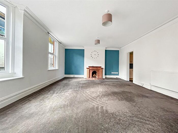 1 Bedroom Flat To Rent In Northumberland Place, Teignmouth, Teignmouth, TQ14