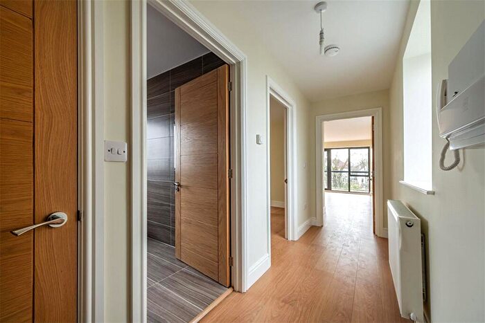 3 Bedroom Flat To Rent In New Wanstead, Wanstead, London, E11