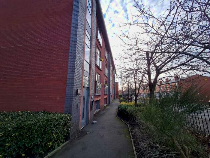 2 Bedroom Property To Rent In Mossley Road Ashton-under-lyne, OL6