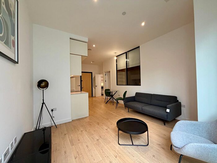 1 Bedroom Flat To Rent In Great West Road, Brentford, TW8