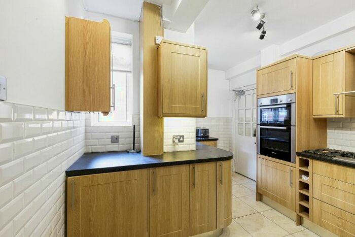 3 Bedroom Flat To Rent In Hammersmith Road, London, W6