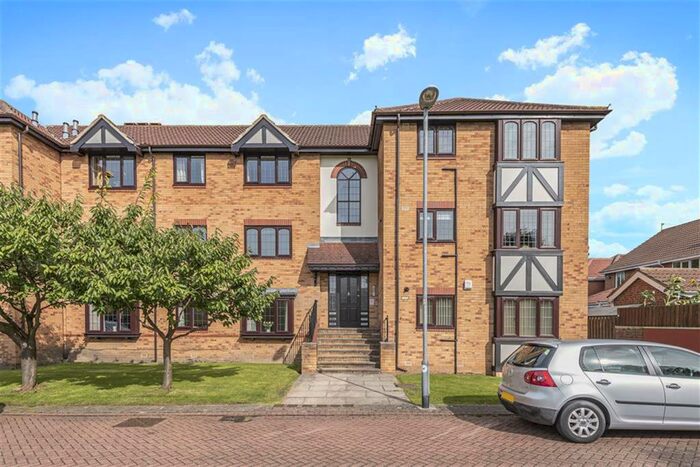 2 Bedroom Flat To Rent In Lakeside Chase, Rawdon, Leeds, LS19