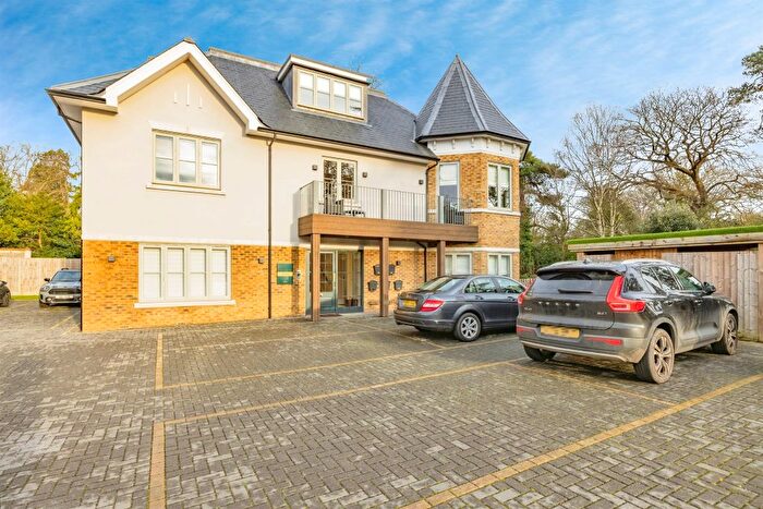 2 Bedroom Flat For Sale In Elizabeth Grove, Bushey Heath, Bushey, WD23