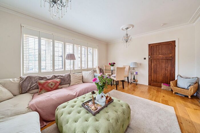 1 Bedroom Flat For Sale In Park Road, Stoke Poges, SL2