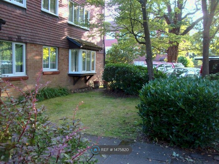2 Bedroom Flat To Rent In Hallington Close, Woking, GU21