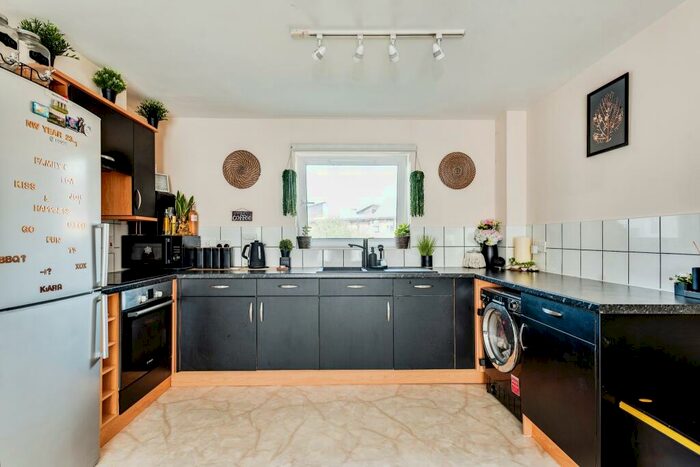 2 Bedroom Flat To Rent In Old Town, SN1