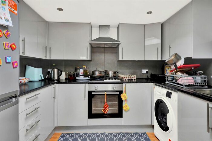 3 Bedroom Flat To Rent In Bilton Road, Perivale, Greenford, UB6