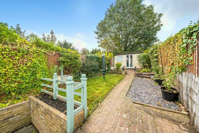 5 Bedroom Semi-Detached House To Rent In Whitworth Road, Woolwich, London, SE18