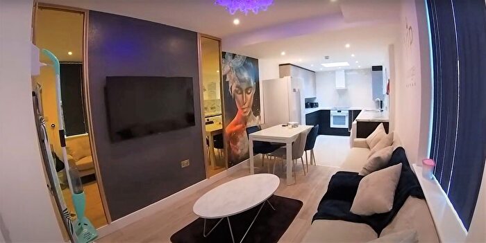 7 Bedroom Semi-detached House To Rent In Albion Road, Manchester, M14